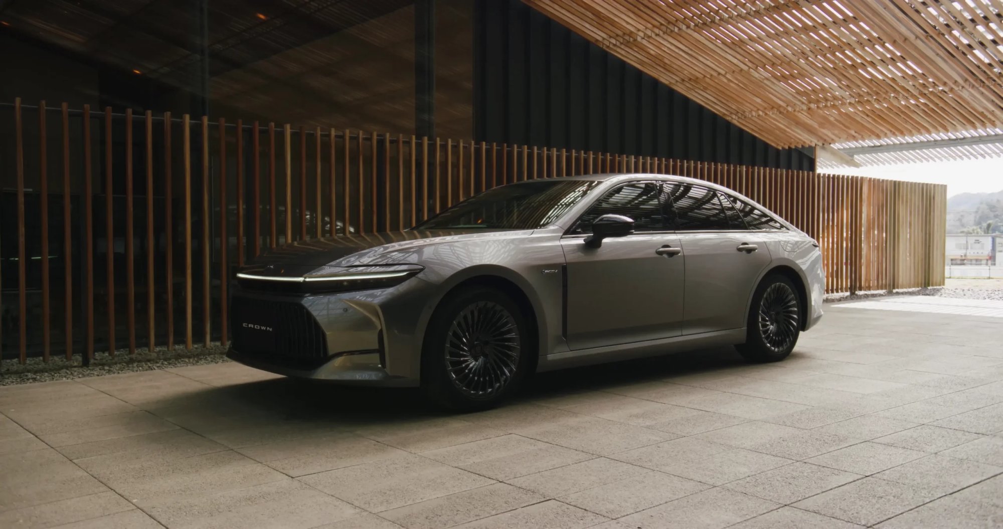 Toyota Crown web commercial（1）